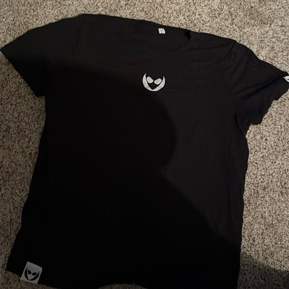 A black xl t shirt with an alien head on it.
